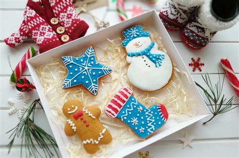 Galletas navideñas caseras decoradas en una caja de regalo con papel de seda