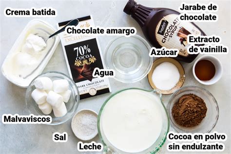 Frasco de vidrio con capas de ingredientes para chocolate caliente, decorado con un lazo