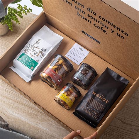 Kit de regalo con camembert para hornear, especias y un café gourmet con galletas