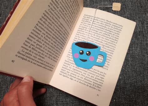 Ilustración que muestra un marcapáginas terminado con forma de animal sobre un libro abierto