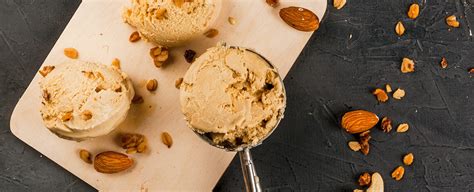 Plato de helado casero de mantequilla de maní y frutillas decorado