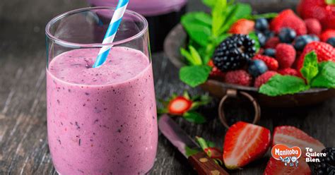 Un colorido batido de frutas del bosque en un vaso