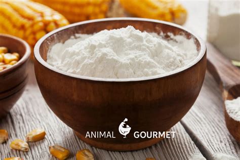 Proceso de mezclar harina, fécula de maíz y mantequilla hasta obtener una textura arenosa.