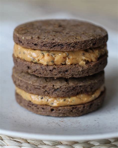 Masa de alfajores homogénea después de integrar los ingredientes húmedos.