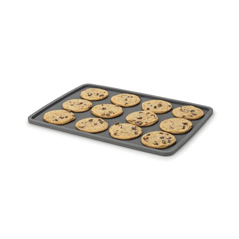 Bandeja con galletas de alfajores listas para hornear.