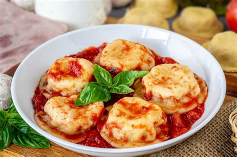 Plato de sorrentinos con salsa y tomates cherry salteados