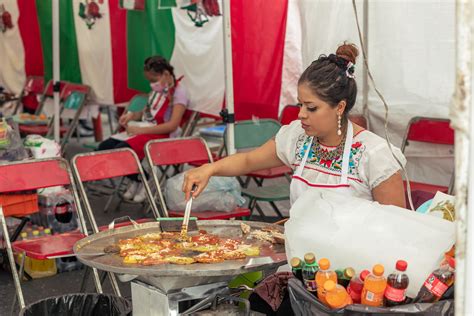 Fotografía de un puesto de comida callejera tradicional mostrando la preparación de alimentos al aire libre