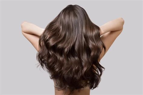 Ilustración de un cabello sano y fuerte, con un fondo que sugiere vitalidad y nutrición.