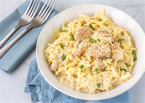 Foto de pastas con pollo a la crema listas para servir