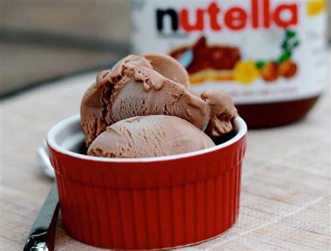 Imagen de un helado de Nutella cremoso servido en un cuenco.