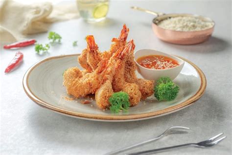 Fotografía de camarones empanados en panko con salsa