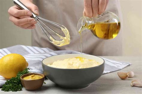 Preparación de mayonesa casera con batidora