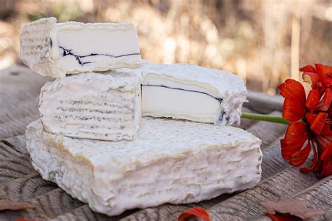 Primer plano del queso Olavidia mostrando la línea negra interior