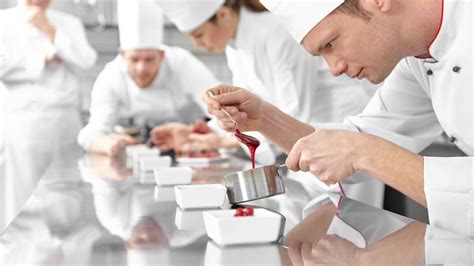 infografía sobre las funciones principales de un chef pastelero: elaboración, diseño, gestión de inventario y trabajo en equipo