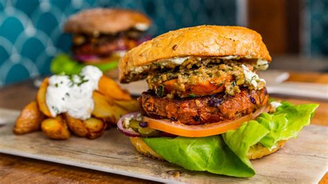 Plato de hamburguesa vegetariana gourmet