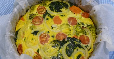 Esquema de capas para una tortilla o cazuela de vegetales al horno resaltando ingredientes saludables
