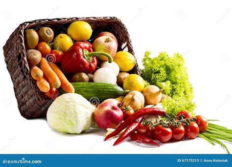 Cesta variada de vegetales frescos