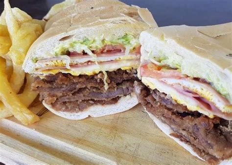 Celebración del Día del Sándwich de Milanesa en Tucumán con un ambiente festivo