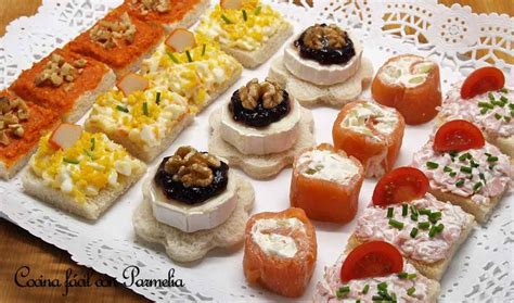 Fotografía de canapés variados y elegantemente presentados en un evento.