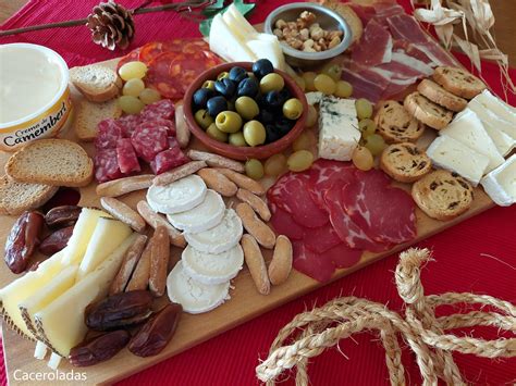 Imagen de una tabla de quesos y embutidos variada y apetitosa.