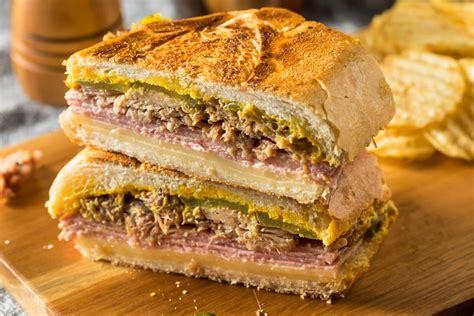 Sándwich cubano recién tostado con sus capas de ingredientes