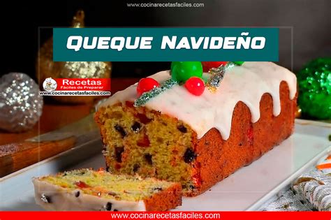 Fotografía profesional de un queque navideño decorado con frutas cristalizadas y nueces sobre una mesa festiva.
