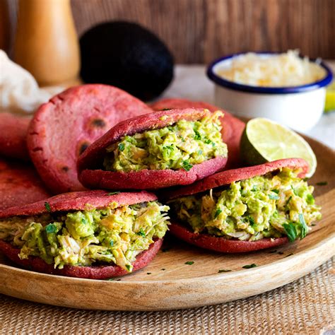 Variedad de arepas multicolores con zanahoria, remolacha y cilantro.