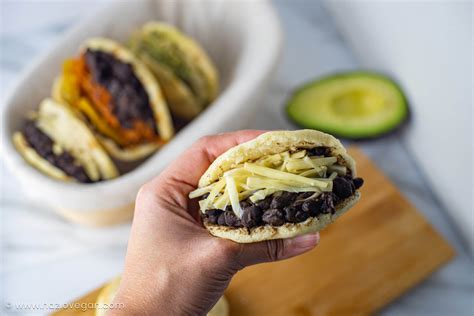 Plato de arepas veganas con frijoles negros, aguacate y plátano macho.
