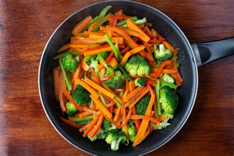 Vegetales cortados y listos para saltear (brócoli, zanahoria, pimientos, cebolla)