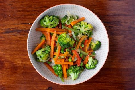Plato de vegetales salteados con brócoli y arroz