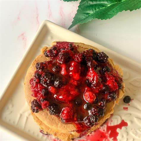 Pancakes proteicos con frutos rojos y sirope