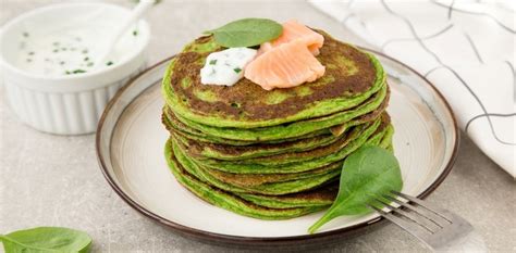 Panqueques verdes de espinaca en un plato