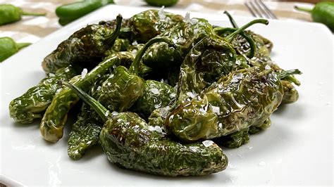 Plato de pimientos de Padrón fritos recién hechos, espolvoreados con sal gruesa