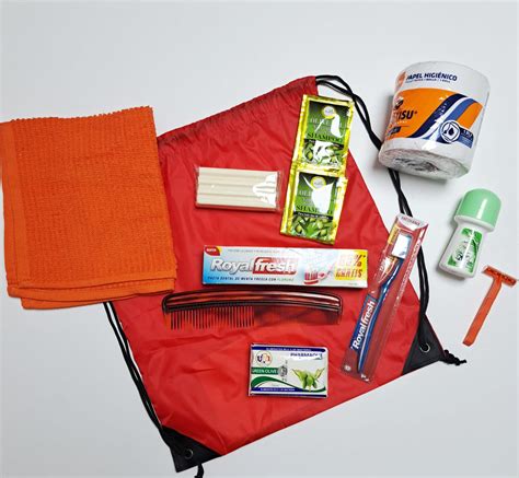 Foto: Caja de ingredientes de un kit de cocina mostrando los productos envasados, especias y la receta paso a paso.