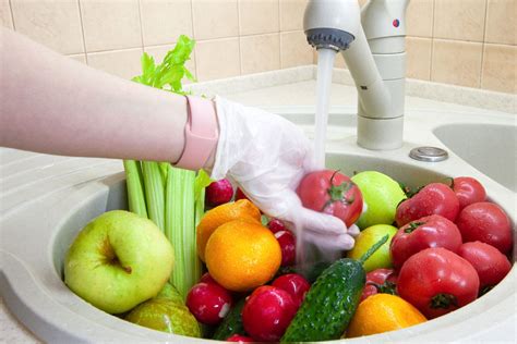 imagen ilustrativa de cómo lavar diferentes tipos de frutas y verduras