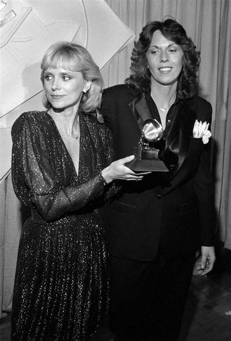 Ilustración de Donna Weiss y Jackie DeShannon presentando la canción a Val Garay.