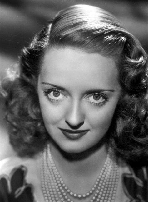 Retrato de Bette Davis con su característica mirada intensa.