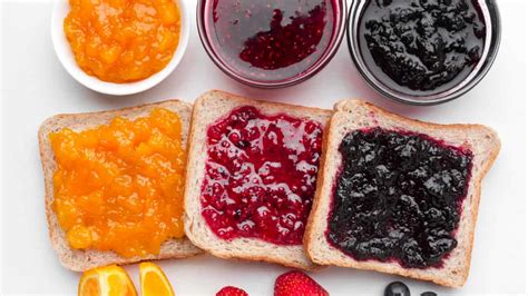 Collage de imágenes mostrando diversos usos de la mermelada casera: desayuno con tostadas, postre con tarta y plato salado con carne glaseada.