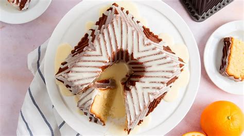 Bizcocho Bundt de naranja y cardamomo en un molde Bundt Squared, glaseado.