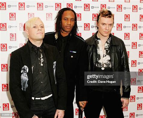 Fotografía de los miembros fundadores de The Prodigy, Liam Howlett y Maxim Reality, junto a Keith Flint.