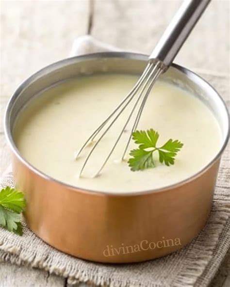 Fotografía de una salsa velouté terminada con textura de espejo junto a sus ingredientes base