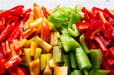 Detalle de pimientos y nabos cortados en cubos para asar.