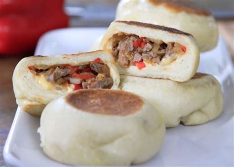 Imagen de panes rellenos de carne con longaniza y queso gratinado.