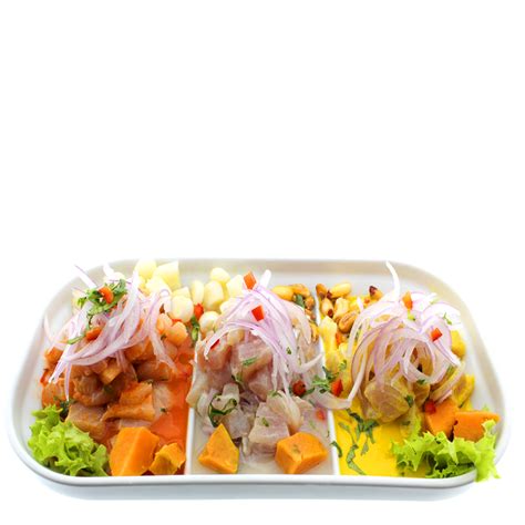 Fotografía profesional de una trilogía de ceviches servida en vasos tipo shot sobre una bandeja elegante