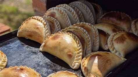 Empanadas chilenas friéndose en aceite caliente