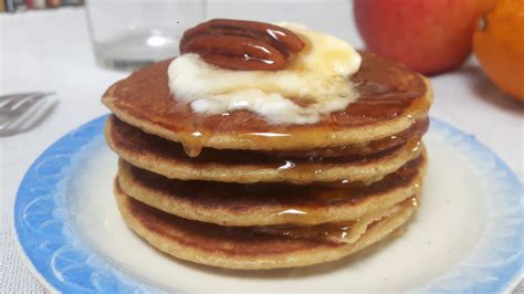 Pancakes de coco sin gluten con frutas