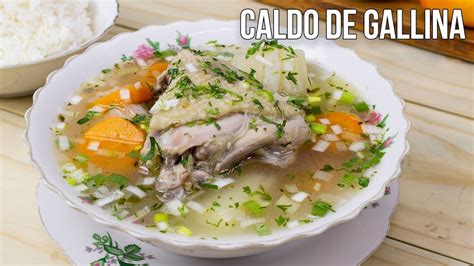 Foto de un plato de caldo de gallina humeante, con gallina, fideos y vegetales
