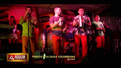 Fotografía de una orquesta de salsa en vivo destacando la sección de metales y percusión
