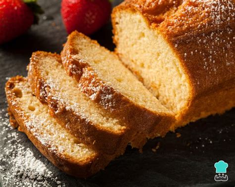 Foto de un queque de vainilla recién horneado y cortado
