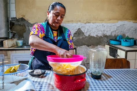 Mujer elaborando mantequilla tradicional.